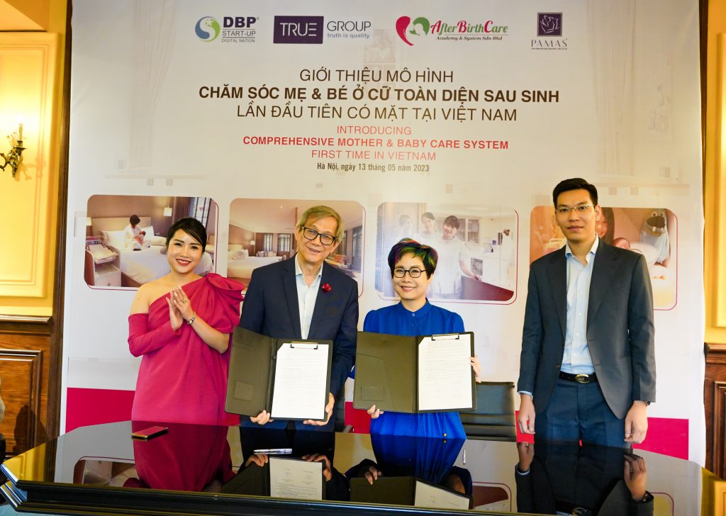 Ông KC. See - Nhà sáng lập tập đoàn QUEST Group đại diện học viện đào tạo AfterBirthCare Academy kí kết hợp tác chiến lược với Ms Jasmin - Lê Thục Phương - Chủ tịch True Group